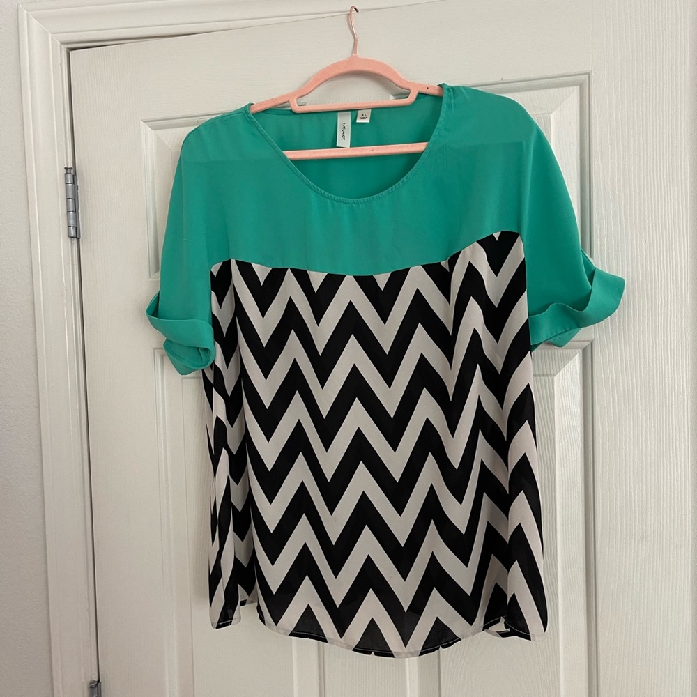 Great green and black and white Tacera blouse XL